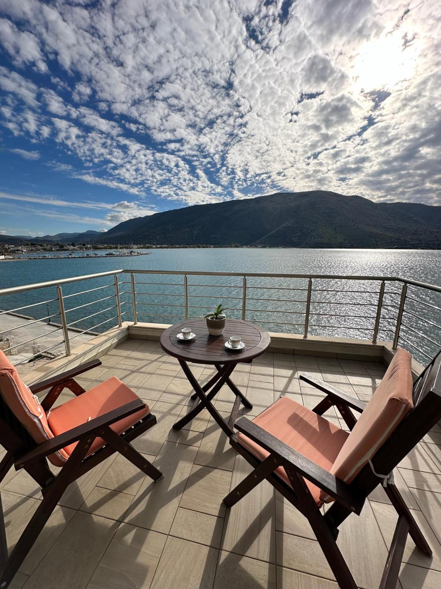 Ocean Views Apartment Plataria Bagian luar foto